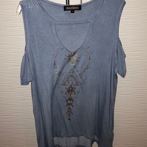 Cut out shoulders tshirt with gold accent